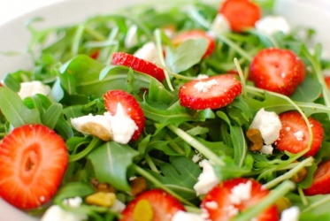 strawberries arugula salad